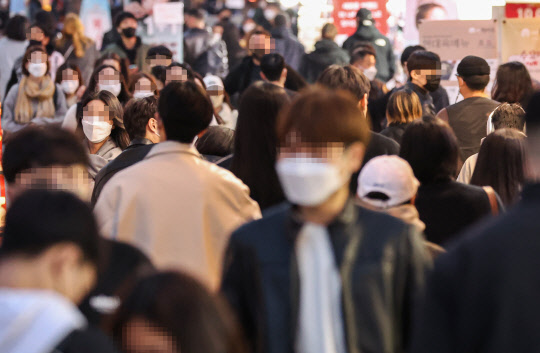31일 오후 서울 마포구 홍대앞 젊음의 거리가 저녁 시간을 즐기려는 시민들로 북적이고 있다. <연합뉴스>